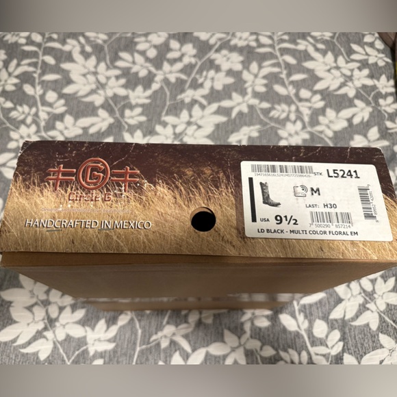 9.5 Circle G Tan Leather Boots with Black Soles - Picture 2 of 8